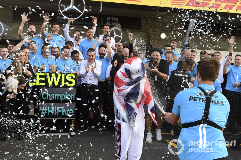 Lewis Hamilton, Mercedes AMG F1, celebra su quinto mundial con el equipo