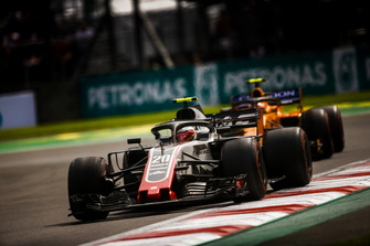 Kevin Magnussen, Haas F1 Team VF-18, leads Stoffel Vandoorne, McLaren MCL33