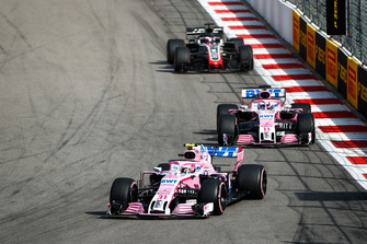 Esteban Ocon, Racing Point Force India VJM11, voor Sergio Perez, Racing Point Force India VJM11, en Romain Grosjean, Haas F1 Team VF-18