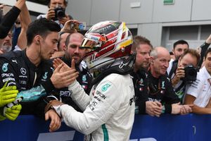 Il vincitore della gara Lewis Hamilton, Mercedes AMG F1, festeggia nel parco chiuso