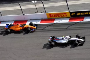 Sergey Sirotkin, Williams FW41 en Fernando Alonso, McLaren MCL33