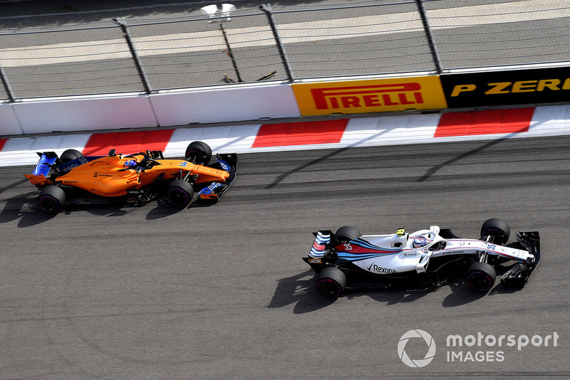 Sergey Sirotkin, Williams FW41 y Fernando Alonso, McLaren MCL33
