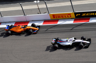 Sergey Sirotkin, Williams FW41 ve Fernando Alonso, McLaren MCL33