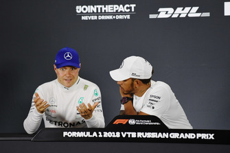 Basın toplantısı: Yarış galibi Lewis Hamilton, Mercedes AMG F1 ve 2. Valtteri Bottas, Mercedes AMG F1