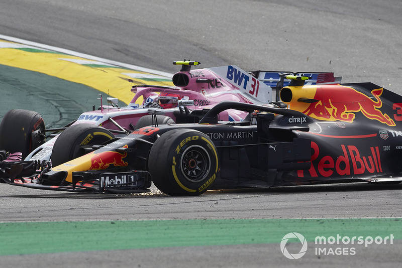 Max Verstappen, Red Bull Racing RB14, e Esteban Ocon, Racing Point Force India VJM11, colidem