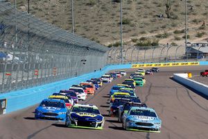 Kevin Harvick, Stewart-Haas Racing, Ford Fusion Busch Light and Chase Elliott, Hendrick Motorsports, Chevrolet Camaro NAPA Auto Parts green flag start