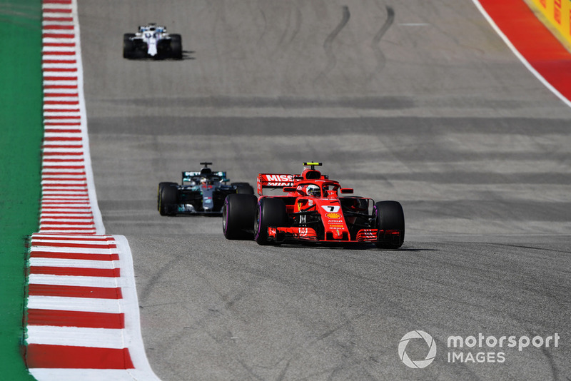 Кими Райкконен, Ferrari SF71H, борется с Льюисом Хэмилтоном на Mercedes-AMG F1 W09