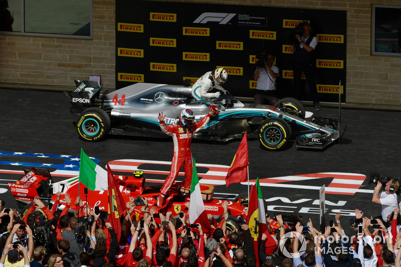 Кими Райкконен на Ferrari SF71H и Льюис Хэмилтон, вылезающий из Mercedes-AMG F1 W09, в закрытом парке Гран При США-2018