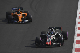 Romain Grosjean, Haas F1 Team VF-18 et Lando Norris, McLaren MCL33
