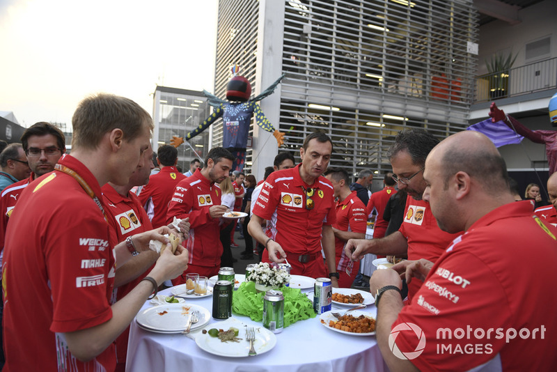 Команда Ferrari на Paddock Welcome Party