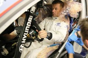 Sébastien Loeb, Hyundai Motorsport seat fitting