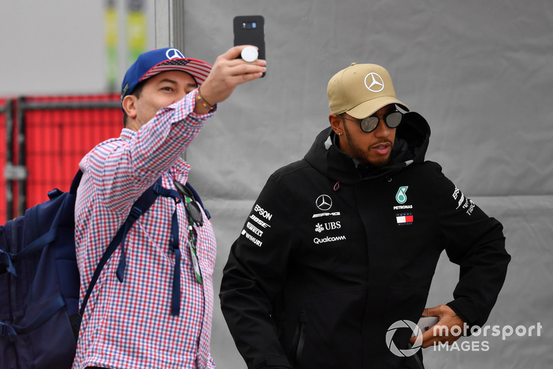 Lewis Hamilton, Mercedes AMG F1 fans selfie