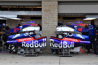 Des pièces de carrosserie de Scuderia Toro Rosso STR13