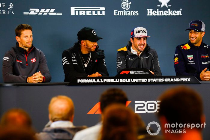 Romain Grosjean, Haas F1 Team, Lewis Hamilton, Mercedes AMG F1, Fernando Alonso, McLaren, y Daniel Ricciardo, Red Bull Racing ,en la conferencia de prensa