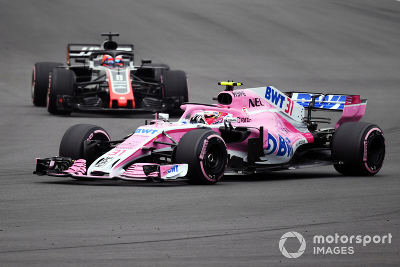 Esteban Ocon, Racing Point Force India VJM11 y Romain Grosjean, Haas F1 Team VF-18