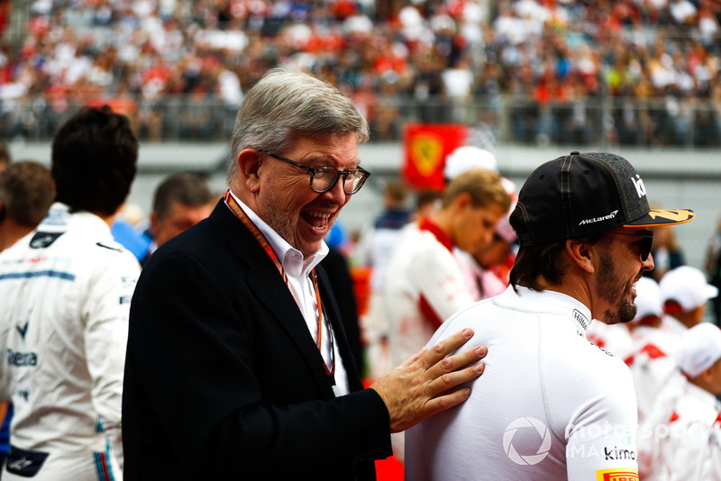 Ross Brawn, directeur technique de la F1, et Fernando Alonso, McLaren, sur la grille