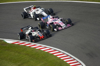 Romain Grosjean, Haas F1 Team VF-18, met Sergio Perez, Racing Point Force India VJM11 en Charles Leclerc, Sauber C37