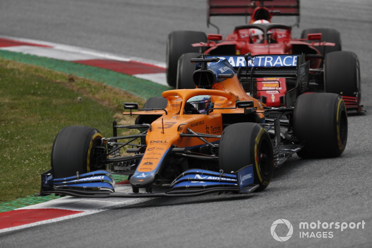 Daniel Ricciardo, McLaren MCL35M, Charles Leclerc, Ferrari SF21