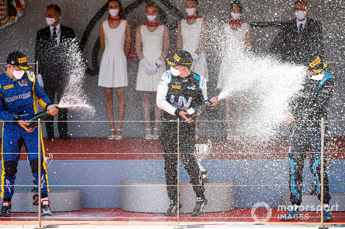Felipe Drugovich, Uni-Virtuosi, el ganador Guanyu Zhou, Uni-Virtuosi Racing y Roy Nissany, Dams, en el podio de Mónaco