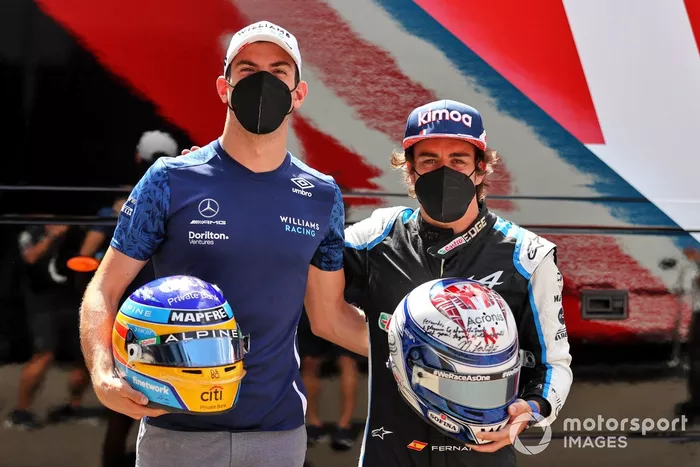 Fernando Alonso y Nicholas Latifi intercambian cascos