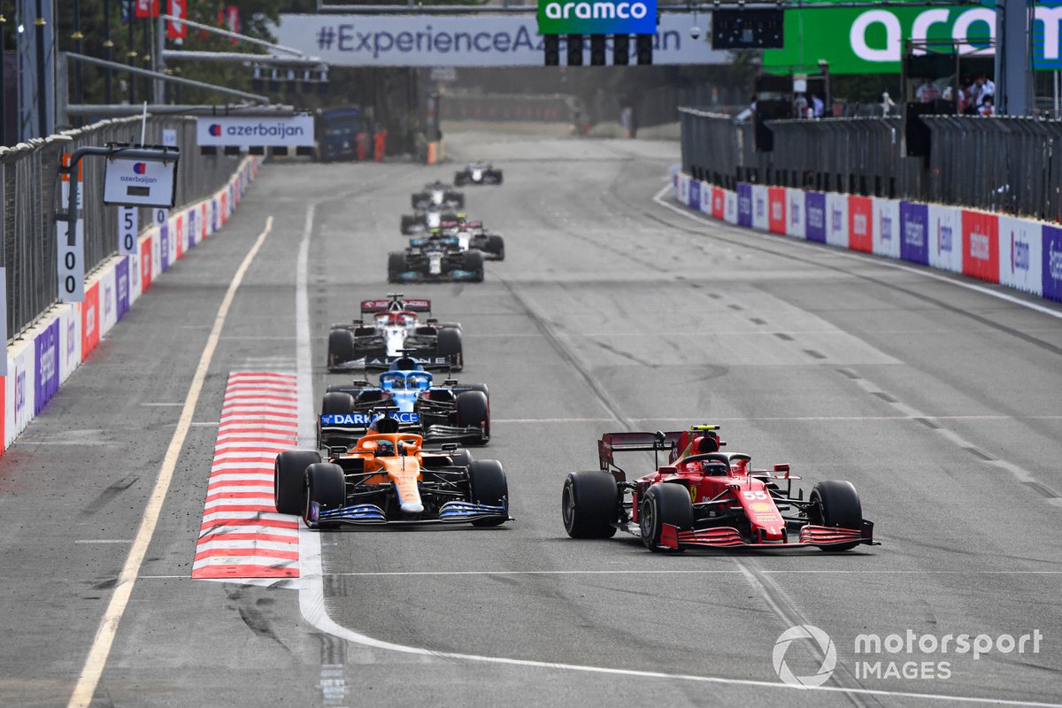 Carlos Sainz Jr., Ferrari SF21, Daniel Ricciardo, McLaren MCL35M, e Fernando Alonso, Alpine A521