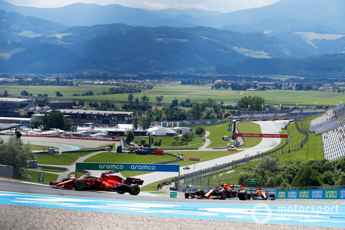 Charles Leclerc, Ferrari SF21, Sergio Perez, Red Bull Racing RB16B, e Daniel Ricciardo, McLaren MCL35M
