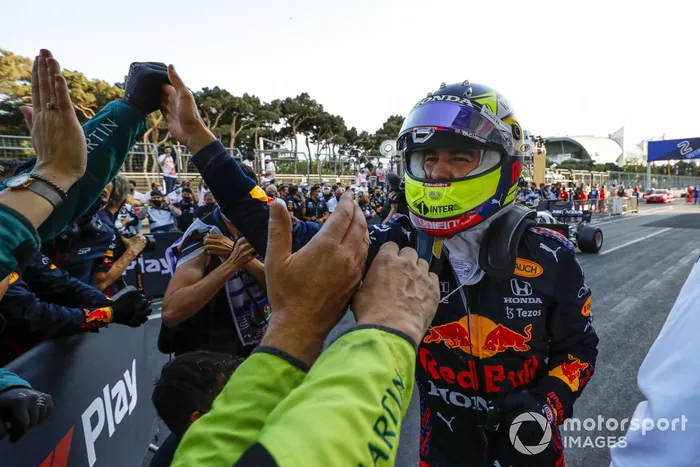 Ganador Sergio Pérez, Red Bull Racing, celebra en Parc Ferme