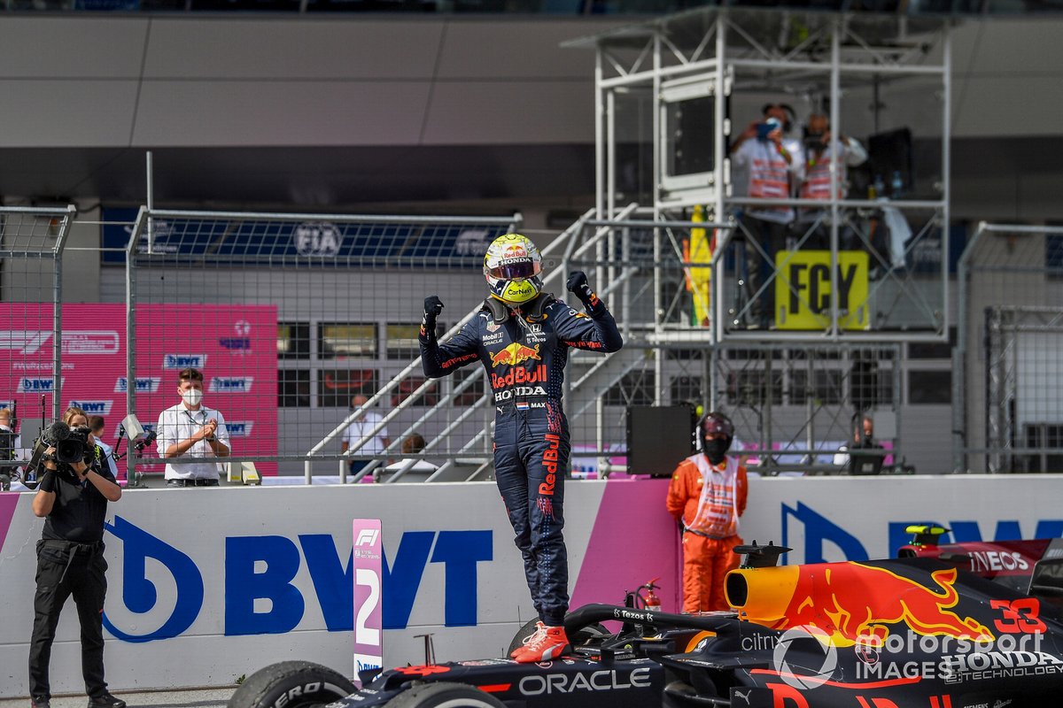 Ganador Max Verstappen, Red Bull Racing celebra en Parc Ferme