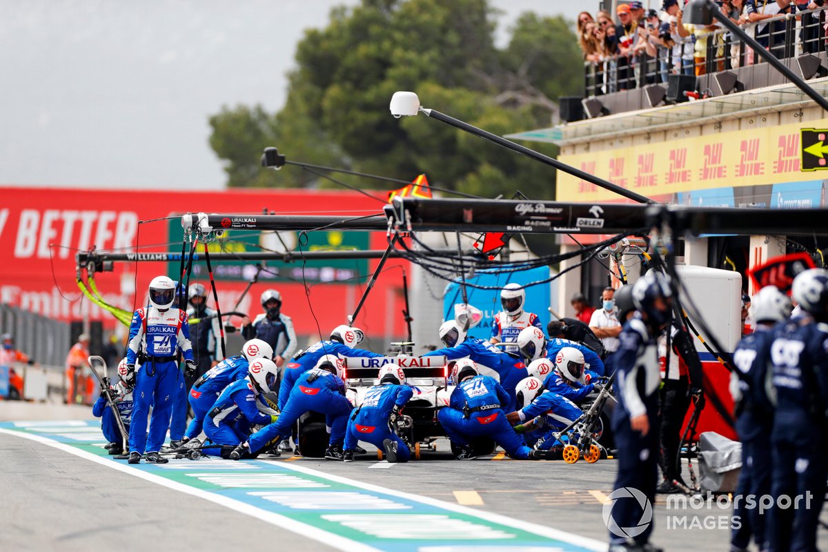 Mick Schumacher, Haas VF-21, di pit