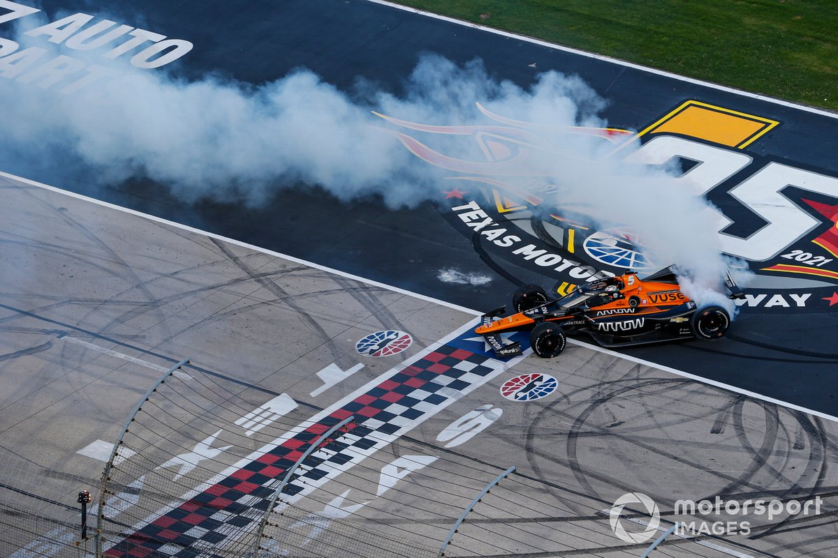 Patricio O'Ward, Arrow McLaren SP Chevrolet celebra la victoria en la XPEL 375 con unas donas en el piso