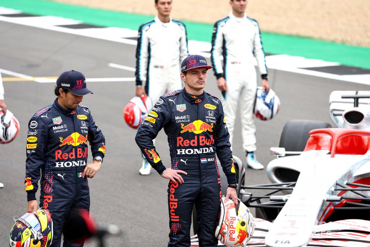 Sergio Pérez, Red Bull Racing y Max Verstappen, Red Bull Racing antes de la presentación del coche de Fórmula 1 de 2022
