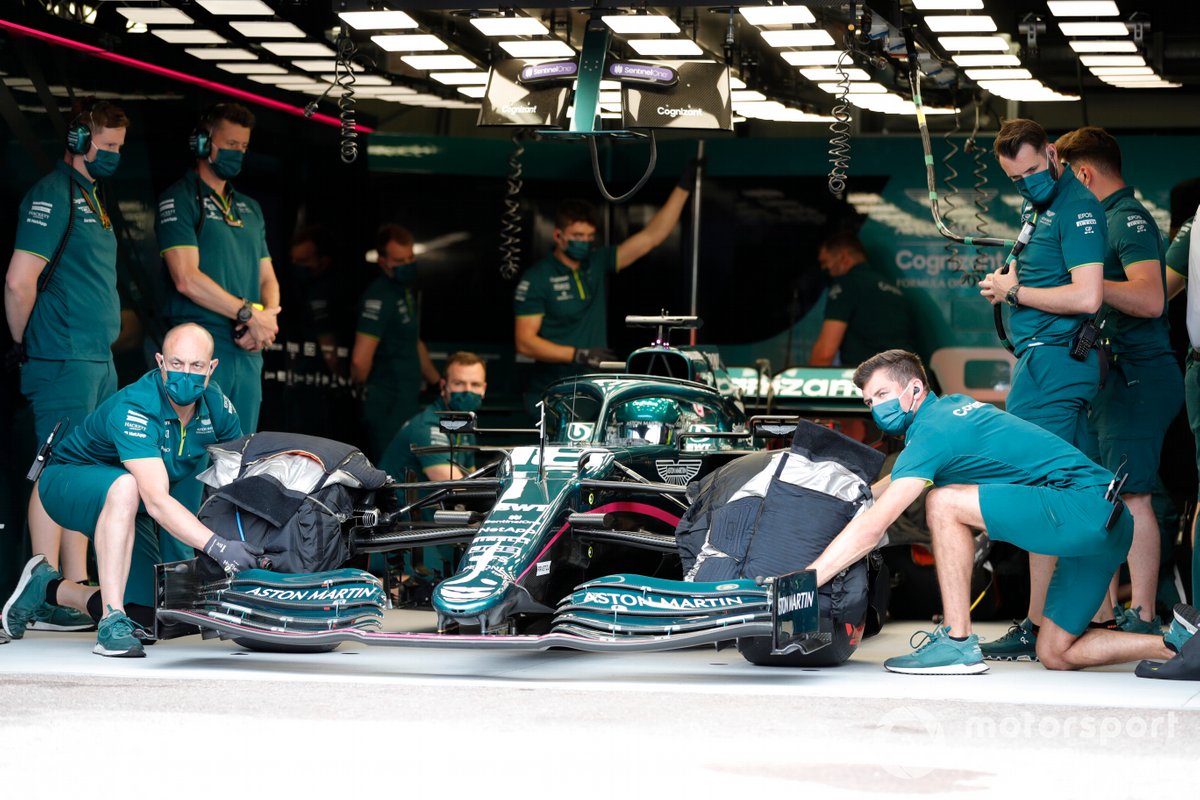 Lance Stroll, Aston Martin AMR21, nel garage