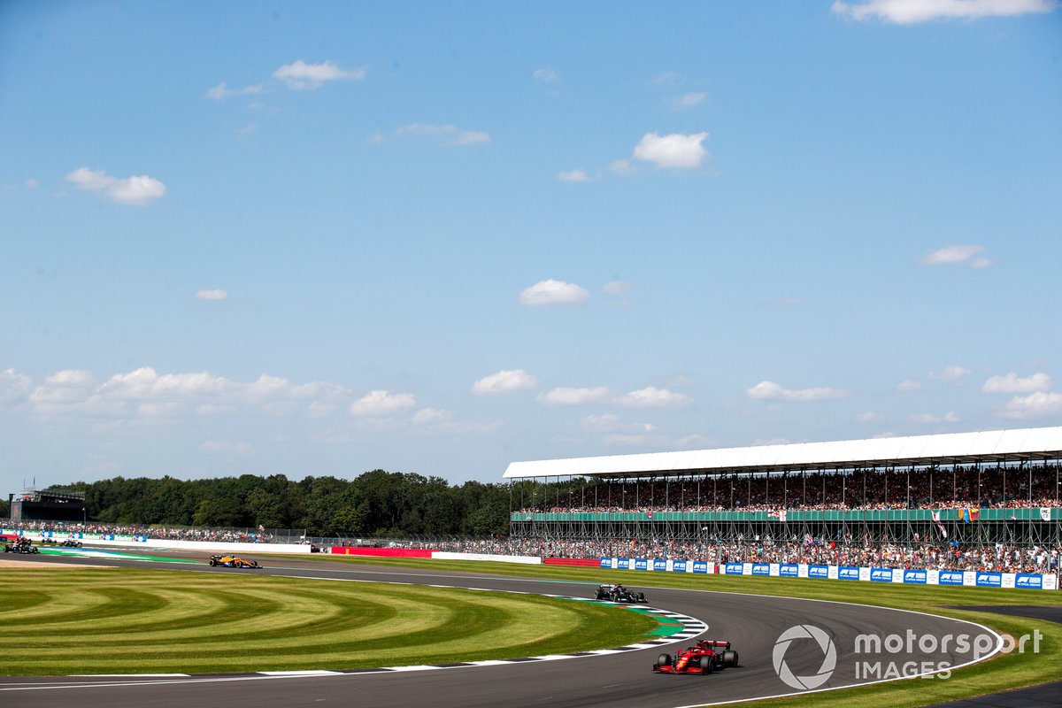 Charles Leclerc, Ferrari SF21, Lewis Hamilton, Mercedes W12, e Lando Norris, McLaren MCL35M