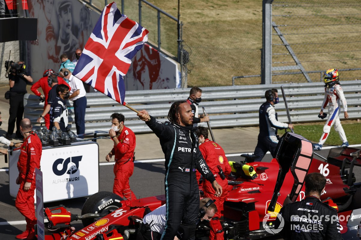 Lewis Hamilton, Mercedes, primo classificato, festeggia dopo la gara sventolando la bandiera della Gran Bretagna