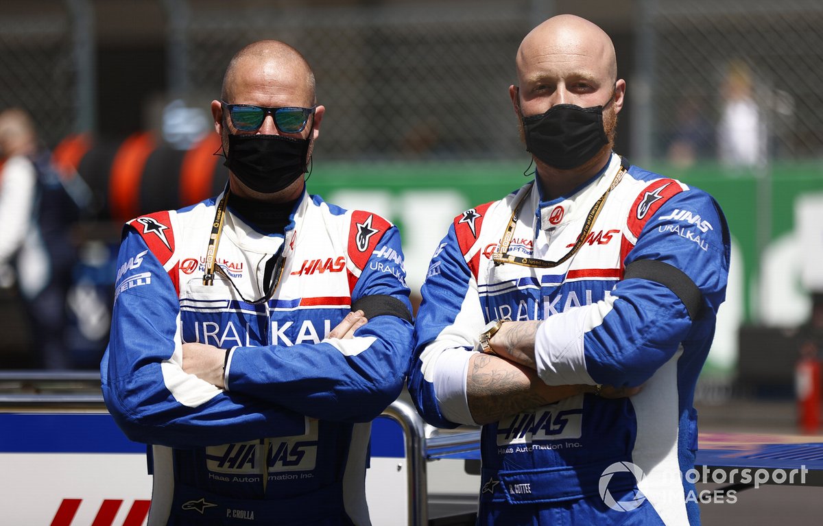 Los mecánicos de Haas F1 en la parrilla