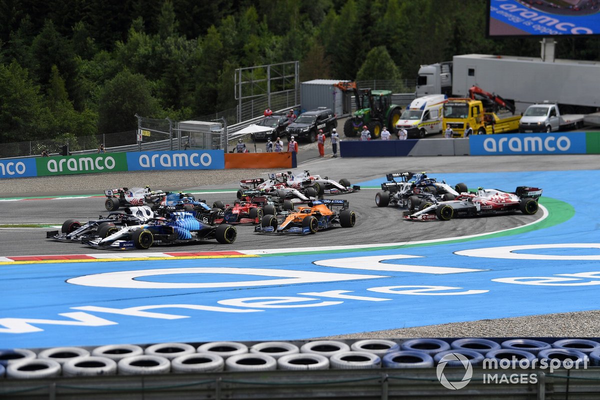 George Russell, Williams FW43B, Yuki Tsunoda, AlphaTauri AT02, Daniel Ricciardo, McLaren MCL35M, Carlos Sainz Jr., Ferrari SF21, Pierre Gasly, AlphaTauri AT02, Antonio Giovinazzi, Alfa Romeo Racing C41, y Nicholas Latifi, Williams FW43B en la salida