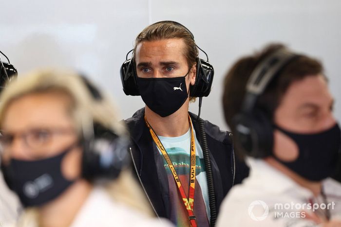 Antoine Griezmann, jugador de fútbol en el garaje de Mercedes