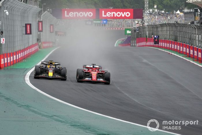 Max Verstappen, Red Bull Racing RB20, lucha con Charles Leclerc, Ferrari SF-24 