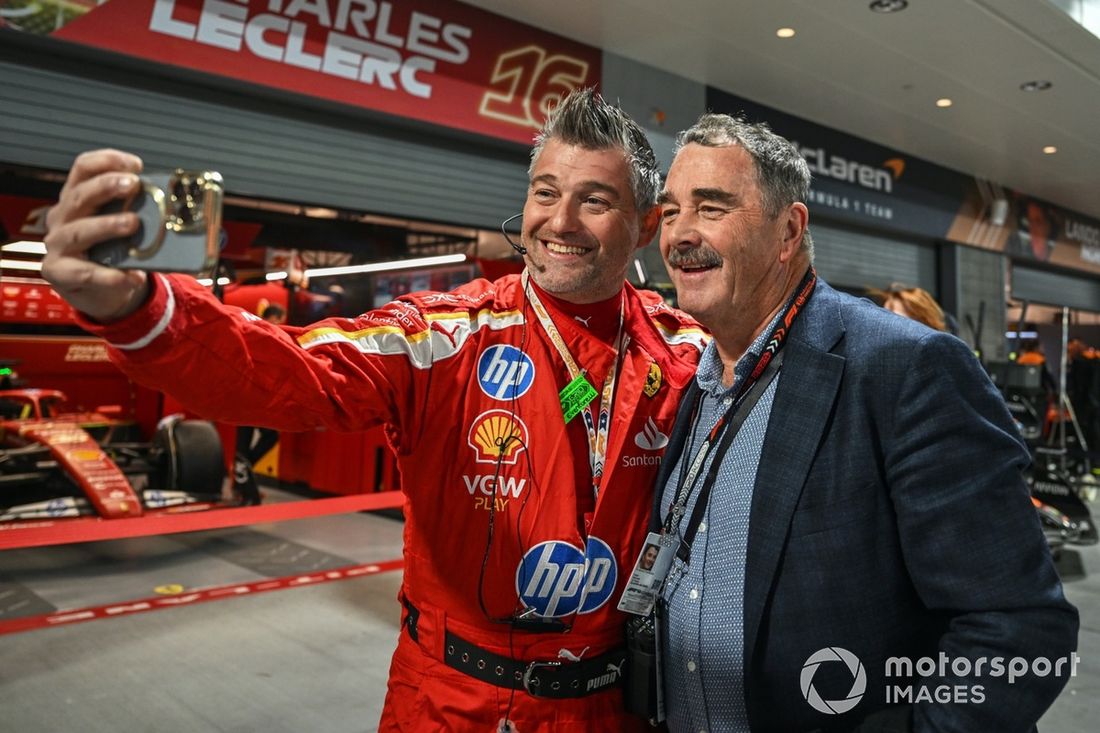 Nigel Mansell posa para uma fotografia com um membro da equipa Scuderia Ferrari