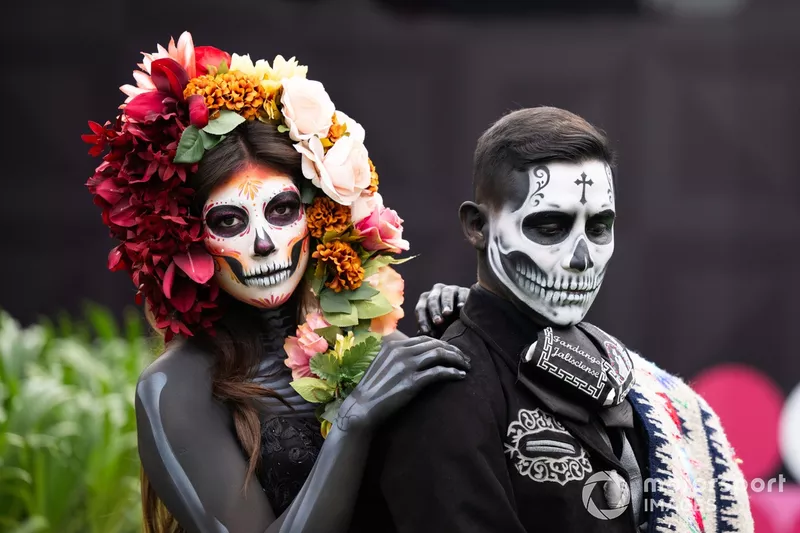 People wearing Calaveras make up in the Paddock 