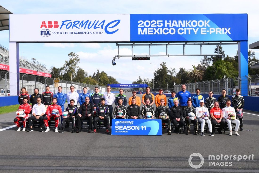 Kierowcy i szefowie zespołów sezonu 11 pozują do zdjęcia