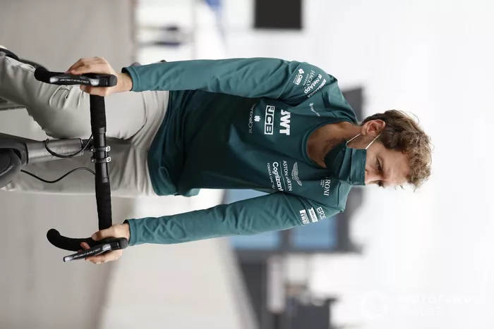 Sebastian Vettel, Aston Martin en su bici