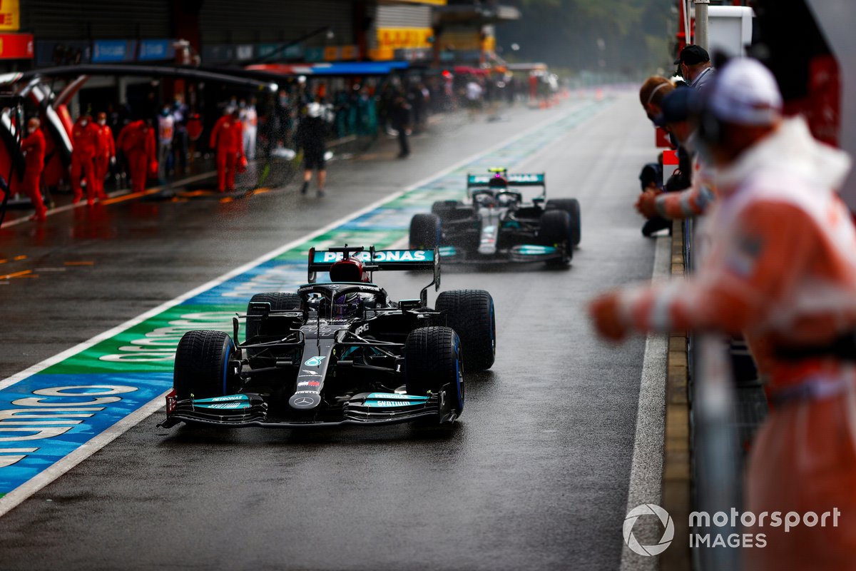 Lewis Hamilton, Mercedes W12, Valtteri Bottas, Mercedes W12, en pit lane