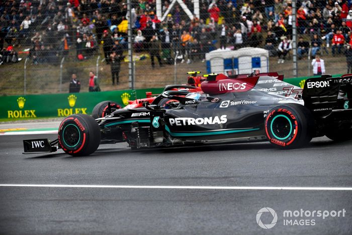 Valtteri Bottas, Mercedes W12, pasa y evita por poco a un Carlos Sainz Jr., Ferrari SF21, que hizo un trompo