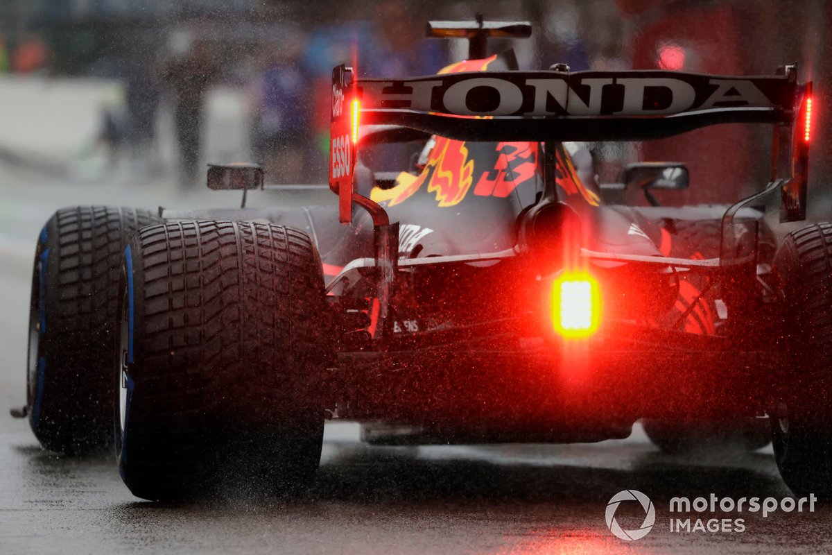 Max Verstappen, Red Bull Racing RB16B, sulla griglia di partenza