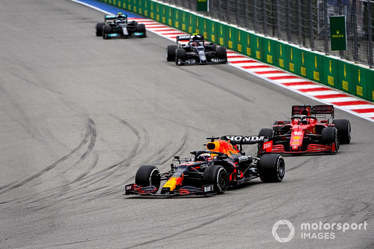 Max Verstappen, Red Bull Racing RB16B, Charles Leclerc, Ferrari SF21, y Pierre Gasly, AlphaTauri AT02