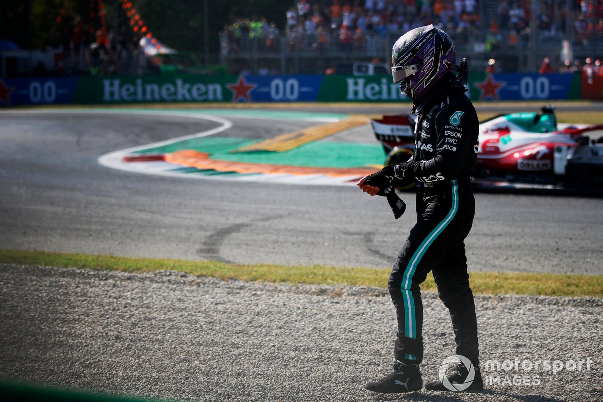 Lewis Hamilton, de Mercedes, se aleja tras chocar con Max Verstappen, de Red Bull Racing