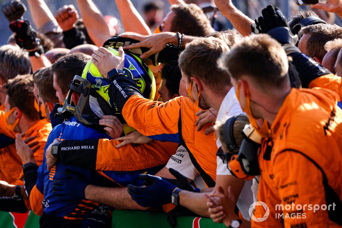 Lando Norris, McLaren, 2a posizione, festeggia con la sua squadra nel Parc Ferme