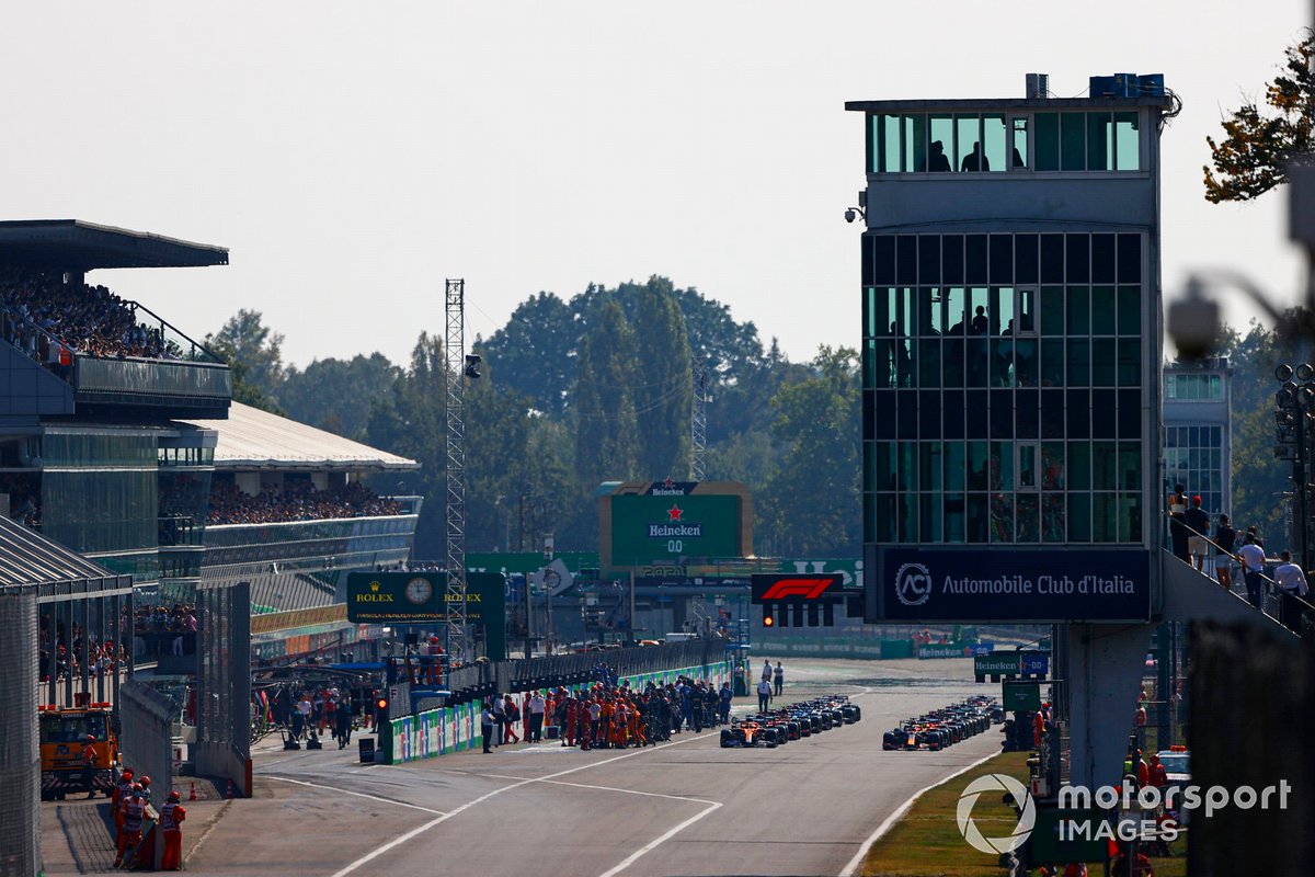 Max Verstappen, Red Bull Racing RB16B, y Daniel Ricciardo, McLaren MCL35M, se preparan para liderar la salida