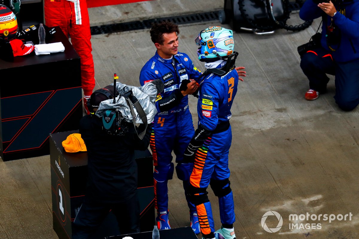 Daniel Ricciardo, McLaren, si congratula con il suo compagno di squadra Lando Norris, McLaren, per aver ottenuto la pole